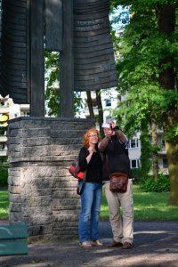 ürgen und Susanne vor dem Hannah Höch Engel in Berlin Tegel (c) Foto von M.Fanke